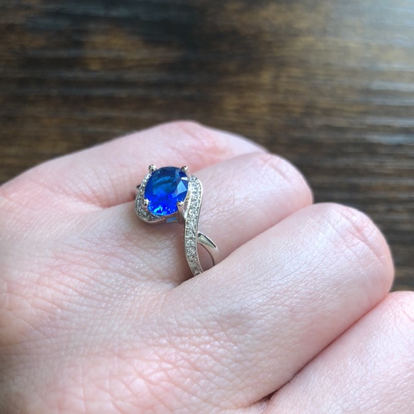 BOGO NWT Costume jewelry ring with blue rhinestone, size 7 - Picture 3 of 5